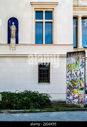 Abschnitt der ehemaligen Berliner Mauer vor der Villa Schoningen, Villa aus dem 19.. Jahrhundert neben der historischen Glienicke-Brücke, Berliner straße, Potsdam Stockfoto