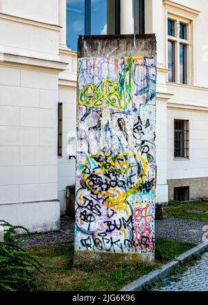 Abschnitt der ehemaligen Berliner Mauer vor der Villa Schoningen, Villa aus dem 19.. Jahrhundert neben der historischen Glienicke-Brücke, Berliner straße, Potsdam Stockfoto