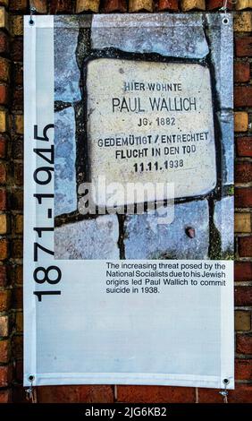 Informationstafel über den Eigentümer Paul Wallich vor der Villa Schoningen, der während der Nazi-Drohung Suicde verübt hat - Berliner Strasse 86, Potsdam, Stockfoto