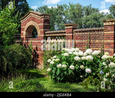 Dekorative Backsteinmauer außerhalb der Villa Schoningen, Villa aus dem 19.. Jahrhundert neben der historischen Glienicke-Brücke und der ehemaligen Ost-West-Grenze. Berliner Straße Stockfoto