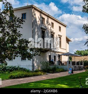 Villa Schöningen, Villa aus dem 19.. Jahrhundert, heute Museum und Ausstellungsraum neben der historischen Glienicke-Brücke, Berliner straße, 86, Potsdam, Brandenburg Stockfoto