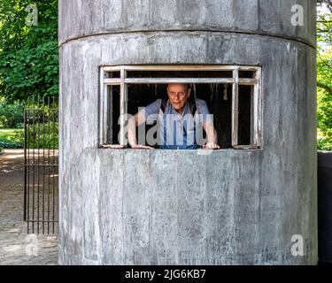 Runder Betonbau im Garten der Villa Schoningen, Villa aus dem 19.. Jahrhundert neben der historischen Glienicker Brücke, Potsdam, Brandenburg Stockfoto