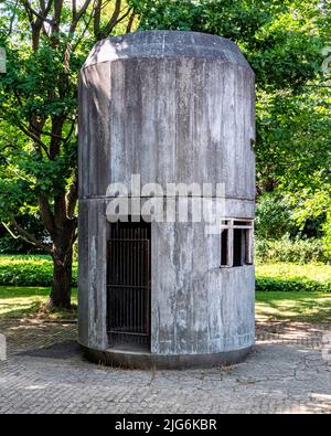 Rundes Betongebäude im Garten der Villa Schoningen, Villa aus dem 19.. Jahrhundert neben der historischen Glienicke-Brücke und der ehemaligen Ost-West-Grenze. Stockfoto