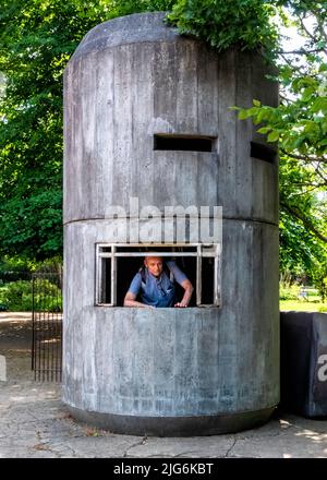 Rundes Betongebäude im Garten der Villa Schoningen, Villa aus dem 19.. Jahrhundert neben der historischen Glienicke-Brücke und der ehemaligen Ost-West-Grenze. Stockfoto