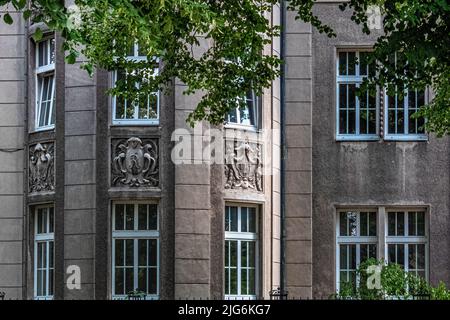 Historisches Wohnhaus aus dem Jahr 1914, Fassade & skulpturales Detail - Berliner Straße, Potsdam, Brandenburg, Deutschland Stockfoto