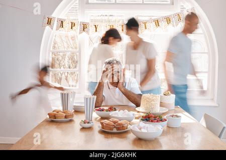 Alle großen und kostbaren Dinge sind einsam. Aufnahme eines älteren Mannes, der alleine zu Hause seinen Geburtstag feiert und einsam aussieht. Stockfoto