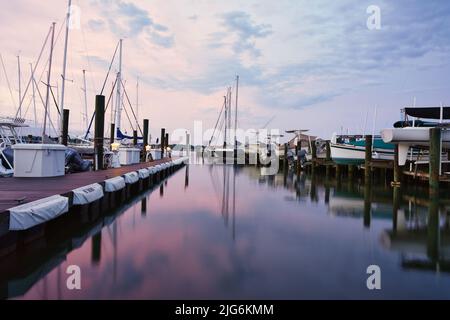 Boote in der Marina bei Sonnenuntergang. Ein Himmel in Pastellfarben über Annapolis an der Chesapeake Bay im Bundesstaat Maryland, USA. Stockfoto