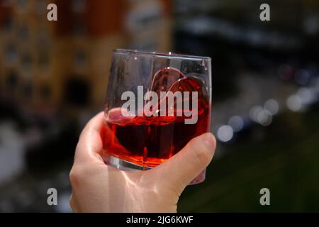 Ein Glas mit einem Getränk und spritzt herum. Hochwertige Fotos Stockfoto