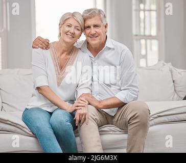 P.S. Ich liebe dich. Aufnahme eines älteren Ehepaares, das sich zu Hause auf dem Sofa entspannt. Stockfoto