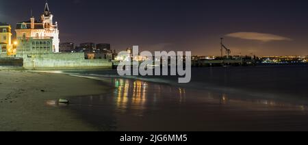 Cascais, Portugal - 2019. Jan: Nacht, Panoramablick auf die Bucht von Cascais und Palacete Seixas. Stockfoto