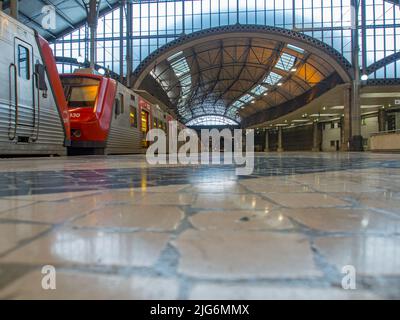 Lissabon, Portugal - Jan 2018: Innenansicht des Rossio-Bahnhofs, Rossio-Bahnhof, erbaut 1887. Ein Bahnhof aus dem 19. Jahrhundert in Ne Stockfoto