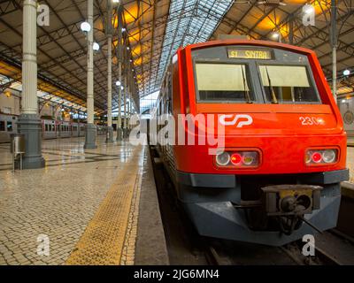 Lissabon, Portugal - Jan 2018: Innenansicht des Rossio-Bahnhofs, Rossio-Bahnhof, erbaut 1887. Ein Bahnhof aus dem 19. Jahrhundert in Ne Stockfoto