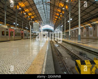 Lissabon, Portugal - Jan 2018: Innenansicht des Rossio-Bahnhofs, Rossio-Bahnhof, erbaut 1887. Ein Bahnhof aus dem 19. Jahrhundert in Ne Stockfoto