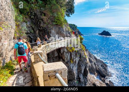 Touristen, die den Wanderweg von Monterosso al Mare, Vernazza in Cinque Terre, Italien Stockfoto