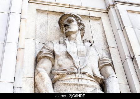 Bas-Relief-Skulptur, die einen Vertreter der Arbeiterklasse auf einer Gebäudefassade auf dem Platz der Verfassung in Warschau, Polen, darstellt Stockfoto