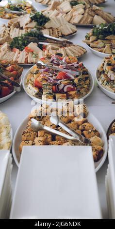 Ein Tisch voller Party-Essen auf Platten bereit, an einem Teil mit selektivem Fokus zu essen gelegt Stockfoto
