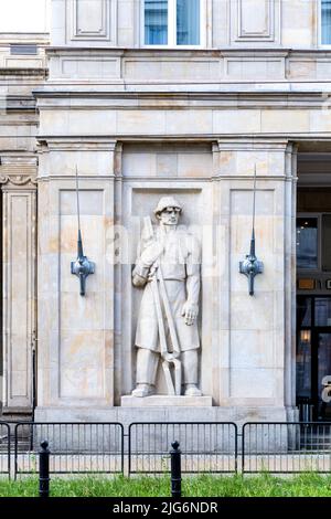 Bas-Relief-Skulptur, die einen Vertreter der Arbeiterklasse auf einer Gebäudefassade auf dem Platz der Verfassung in Warschau, Polen, darstellt Stockfoto