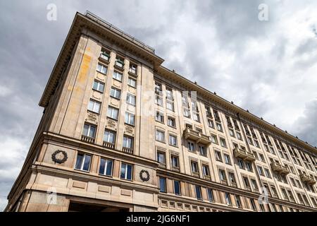 Sozialistischer Realismus der 1950er Jahre / Architektur im kommunistischen Stil auf dem Platz der Verfassung (Plac Konstytucji), Warschau, Polen Stockfoto