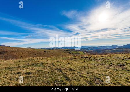 Luftaufnahme der Ebene von Padana oder der Po-Ebene im Herbst Blick vom Regionalen Naturpark Lessinia (Altopiano della Lessinia), Provinz Verona. Stockfoto