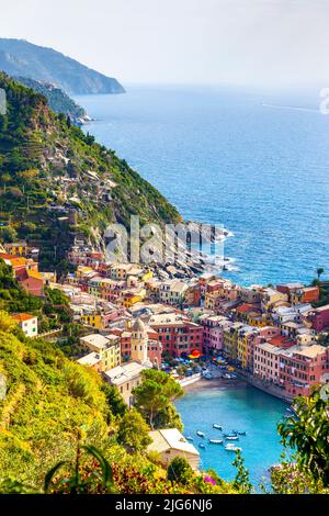 Blick auf bunte Häuser in Vernazza vom Wanderweg Sentiero Monterosso - Vernazza, Cinque Terre, La Spezia, Italien Stockfoto