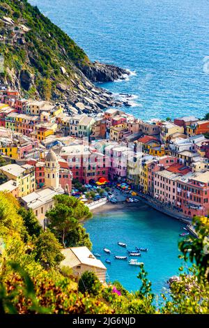 Blick auf bunte Häuser in Vernazza vom Wanderweg Sentiero Monterosso - Vernazza, Cinque Terre, La Spezia, Italien Stockfoto