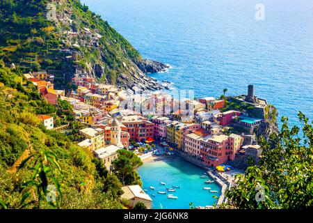 Blick auf bunte Häuser in Vernazza vom Wanderweg Sentiero Monterosso - Vernazza, Cinque Terre, La Spezia, Italien Stockfoto