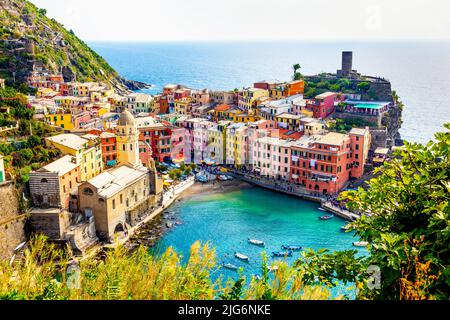 Blick auf bunte Häuser in Vernazza vom Wanderweg Sentiero Monterosso - Vernazza, Cinque Terre, La Spezia, Italien Stockfoto
