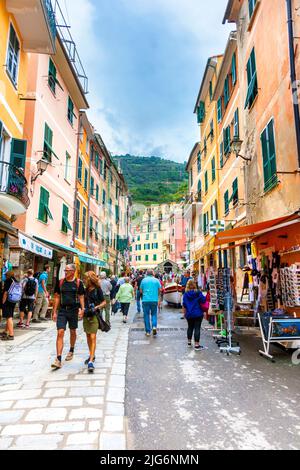 Blick auf die Via Roma Straße in Vernazza, Cinque Terre, La Spezia, Italien Stockfoto