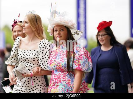 Rennfahrer kommen zum Festival Friday of the Moet and Chandon July Festival auf der Newmarket Racecourse, Suffolk. Bilddatum: Freitag, 8. Juli 2022. Stockfoto