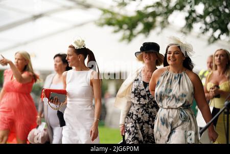 Rennfahrer kommen zum Festival Friday of the Moet and Chandon July Festival auf der Newmarket Racecourse, Suffolk. Bilddatum: Freitag, 8. Juli 2022. Stockfoto