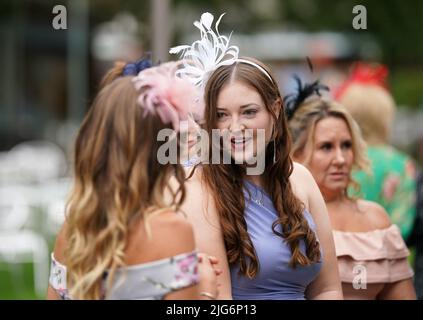 Rennfahrer kommen zum Festival Friday of the Moet and Chandon July Festival auf der Newmarket Racecourse, Suffolk. Bilddatum: Freitag, 8. Juli 2022. Stockfoto