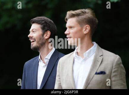 Rennfahrer kommen zum Festival Friday of the Moet and Chandon July Festival auf der Newmarket Racecourse, Suffolk. Bilddatum: Freitag, 8. Juli 2022. Stockfoto