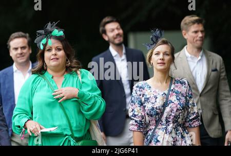 Rennfahrer kommen zum Festival Friday of the Moet and Chandon July Festival auf der Newmarket Racecourse, Suffolk. Bilddatum: Freitag, 8. Juli 2022. Stockfoto