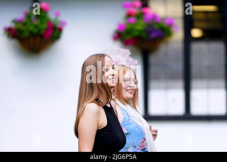 Rennfahrer kommen zum Festival Friday of the Moet and Chandon July Festival auf der Newmarket Racecourse, Suffolk. Bilddatum: Freitag, 8. Juli 2022. Stockfoto