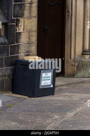 Eine Kiste für Spenden von Lebensmittelbanken vor der St. John's Church, Baildon, Yorkshire. Stockfoto