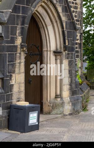 Eine Kiste für Spenden von Lebensmittelbanken vor der St. John's Church, Baildon, Yorkshire. Stockfoto