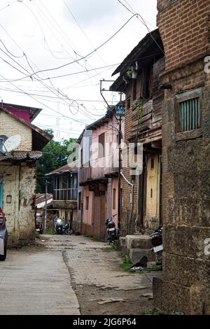 indische Häuser, wada, kleine Straße zwischen Häusern Stockfoto