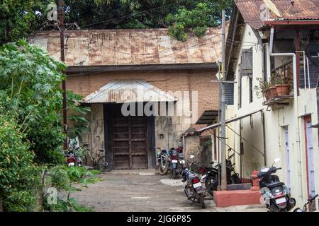 indische Häuser, wada, kleine Straße zwischen Häusern Stockfoto