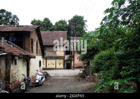 indische Häuser, wada, kleine Straße zwischen Häusern Stockfoto