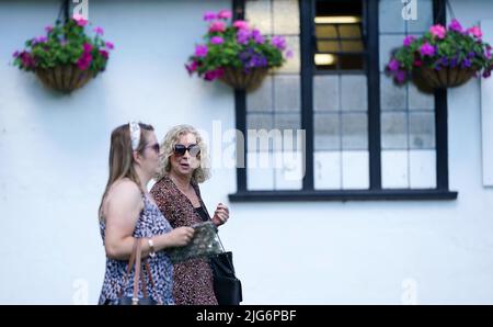 Rennfahrer kommen zum Festival Friday of the Moet and Chandon July Festival auf der Newmarket Racecourse, Suffolk. Bilddatum: Freitag, 8. Juli 2022. Stockfoto