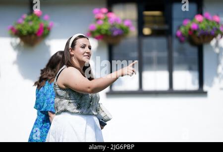 Rennfahrer kommen zum Festival Friday of the Moet and Chandon July Festival auf der Newmarket Racecourse, Suffolk. Bilddatum: Freitag, 8. Juli 2022. Stockfoto