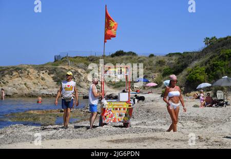 Der mythische Strand von Pampelonne ist das Kronjuwel von St-Tropez, auch wenn der eigentliche Standort Ramatuelle, Frankreich, ist. Fast fünf Kilometer feiner, weißer Sand trennen das Mittelmeer von riesigen, von Buschland bewachsenen Dünen. Es ist ein Ort von bemerkenswerter natürlicher Schönheit, der eine ländliche Kulisse für die glamouröseste Strandparty-Szene der Welt bietet. Foto von Christian Liewig/ABACAPRESS.COM Stockfoto