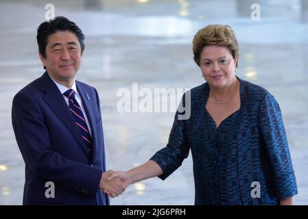 ***ACHTUNG EDITOR DATEI FOTO VON 01.08.2014 - Brasília, DF, 01.08.2014 - TOD-SHINZO ABE - der damalige Premierminister von Japan, Shinzo Abe, wird von der damaligen Präsidentin von Brasilien Dilma Rousseff in Palácio do Planalto, in Brasília, an diesem Freitag, 1. empfangen. An diesem Freitag, dem 08. Juli 2022, stirbt der ehemalige Premierminister Shinzo Abe, nachdem er in Japan angeschossen wurde. Der ehemalige Premierminister wurde während einer Rede in der westlichen Stadt Nara getroffen. Ein Mann wurde verhaftet und eine Schrotflinte beschlagnahmt. Der Tod schockierte Japan, wo die Waffenkontrolle streng ist und ähnliche Fälle sehr selten vorkommen. Quelle: Brazil Photo Press/Alamy Live News Stockfoto
