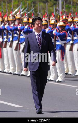 ***ACHTUNG EDITOR DATEI FOTO VON 01.08.2014 - Brasília, DF, 01.08.2014 - TOD-SHINZO ABE - der damalige Premierminister von Japan, Shinzo Abe, wird von der damaligen Präsidentin von Brasilien Dilma Rousseff in Palácio do Planalto, in Brasília, an diesem Freitag, 1. empfangen. An diesem Freitag, dem 08. Juli 2022, stirbt der ehemalige Premierminister Shinzo Abe, nachdem er in Japan angeschossen wurde. Der ehemalige Premierminister wurde während einer Rede in der westlichen Stadt Nara getroffen. Ein Mann wurde verhaftet und eine Schrotflinte beschlagnahmt. Der Tod schockierte Japan, wo die Waffenkontrolle streng ist und ähnliche Fälle sehr selten vorkommen. Quelle: Brazil Photo Press/Alamy Live News Stockfoto