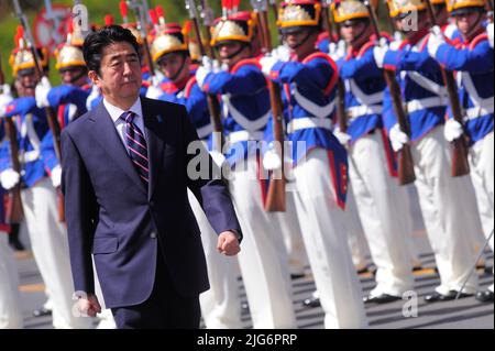 ***ACHTUNG EDITOR DATEI FOTO VON 01.08.2014 - Brasília, DF, 01.08.2014 - TOD-SHINZO ABE - der damalige Premierminister von Japan, Shinzo Abe, wird von der damaligen Präsidentin von Brasilien Dilma Rousseff in Palácio do Planalto, in Brasília, an diesem Freitag, 1. empfangen. An diesem Freitag, dem 08. Juli 2022, stirbt der ehemalige Premierminister Shinzo Abe, nachdem er in Japan angeschossen wurde. Der ehemalige Premierminister wurde während einer Rede in der westlichen Stadt Nara getroffen. Ein Mann wurde verhaftet und eine Schrotflinte beschlagnahmt. Der Tod schockierte Japan, wo die Waffenkontrolle streng ist und ähnliche Fälle sehr selten vorkommen. Quelle: Brazil Photo Press/Alamy Live News Stockfoto