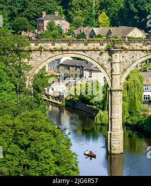 Die Menschen genießen das heiße Wetter in Ruderbooten unter dem Knaresborough Viadukt am Fluss Nidd in North Yorkshire, da Großbritannien am Freitag heißer sein wird als Los Angeles, da die Temperaturen vor einer vorhergesagten Hitzewelle auf 30C Grad ansteigen. Bilddatum: Freitag, 8. Juli 2022. Stockfoto