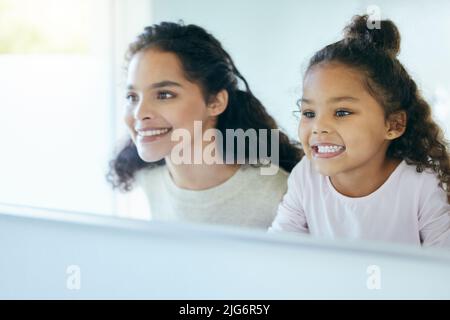 Sie sehen nicht einfach so hübsch aus. Aufnahme einer jungen Mutter und Tochter, die ihre sauberen Zähne in einem Badezimmer zu Hause bewundern. Stockfoto