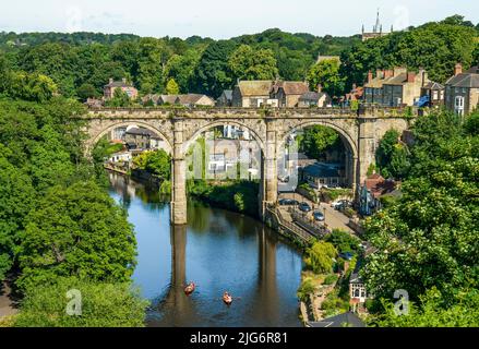 Die Menschen genießen das heiße Wetter in Ruderbooten unter dem Knaresborough Viadukt am Fluss Nidd in North Yorkshire, da Großbritannien am Freitag heißer sein wird als Los Angeles, da die Temperaturen vor einer vorhergesagten Hitzewelle auf 30C Grad ansteigen. Bilddatum: Freitag, 8. Juli 2022. Stockfoto