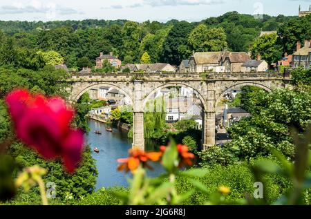 Die Menschen genießen das heiße Wetter in Ruderbooten unter dem Knaresborough Viadukt am Fluss Nidd in North Yorkshire, da Großbritannien am Freitag heißer sein wird als Los Angeles, da die Temperaturen vor einer vorhergesagten Hitzewelle auf 30C Grad ansteigen. Bilddatum: Freitag, 8. Juli 2022. Stockfoto