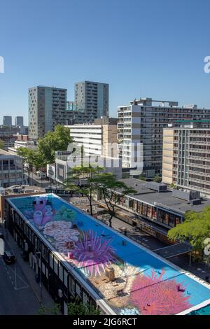 Viiew vom Dach des Kaufhauses Bijenkorf mit Blick auf die Lijnbaan mit schöner Street Art (Streetart), Rotterdam, Niederlande Stockfoto